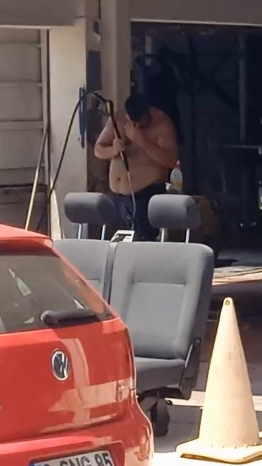 Sıcaktan bunalan vatandaş nasıl serinleyeceğini şaşırdı