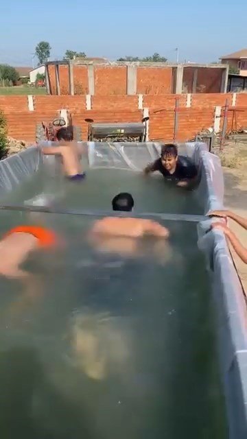 Sıcaktan bunalan vatandaş nasıl serinleyeceğini şaşırdı