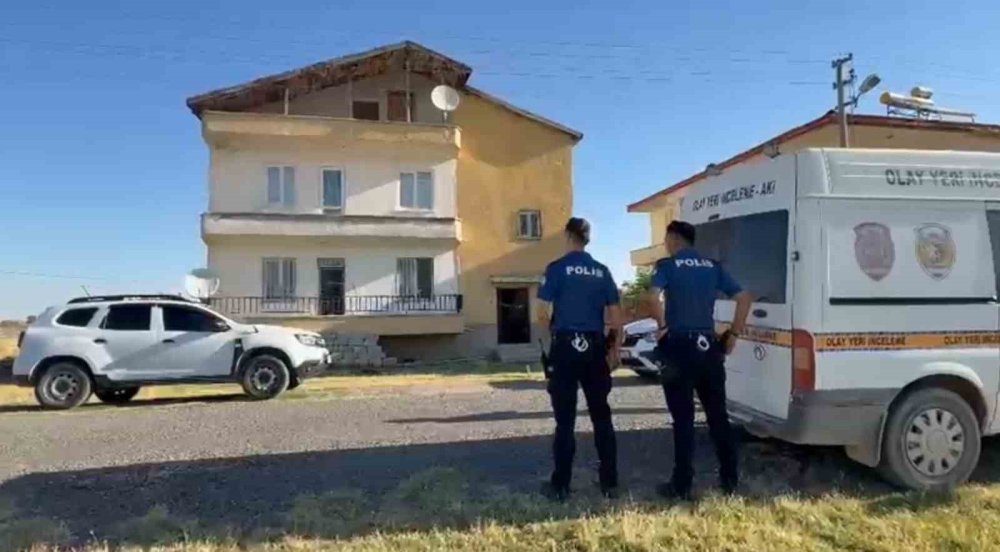 Annesiyle tartıştı, merdivende bıçaklanmış bulundu