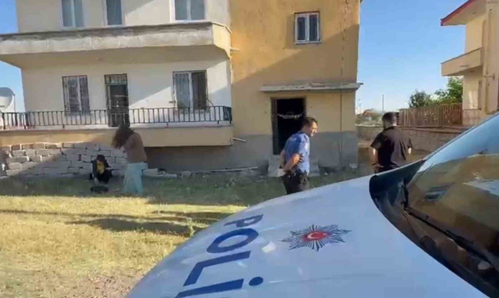 Annesiyle tartıştı, merdivende bıçaklanmış bulundu