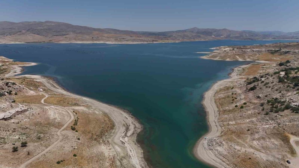 Barajın suları çekilince eski mahalle ortaya çıktı