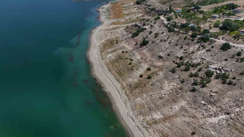 Barajın suları çekilince eski mahalle ortaya çıktı