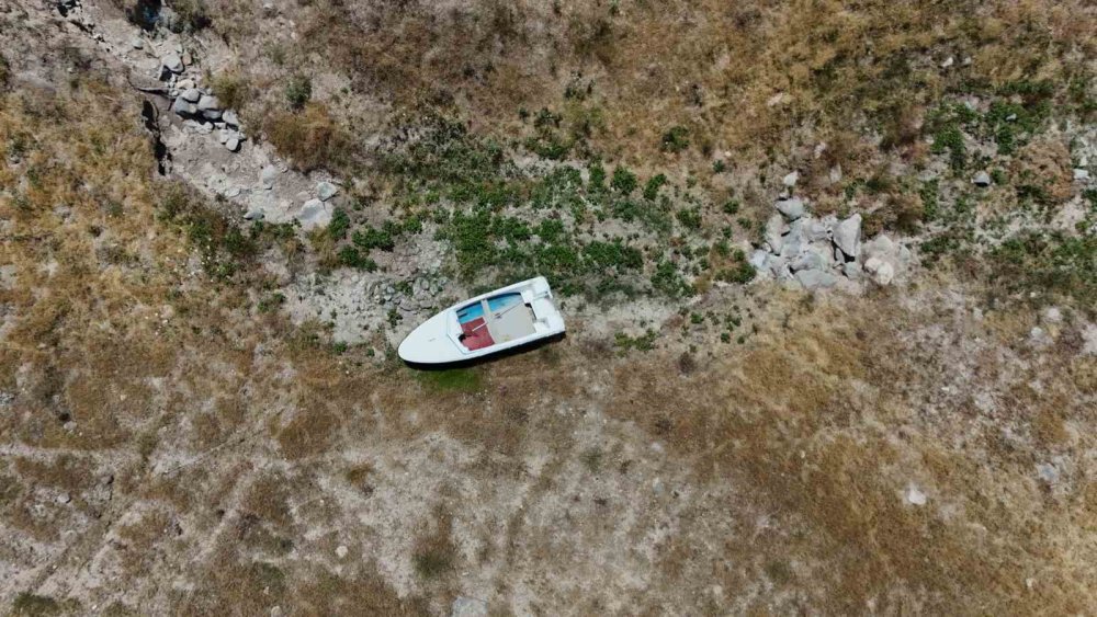 Barajın suları çekilince eski mahalle ortaya çıktı