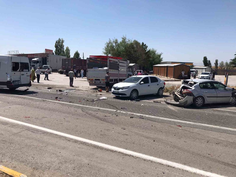 Ereğli’de zincirleme trafik kazası: 5 araç birbirine girdi