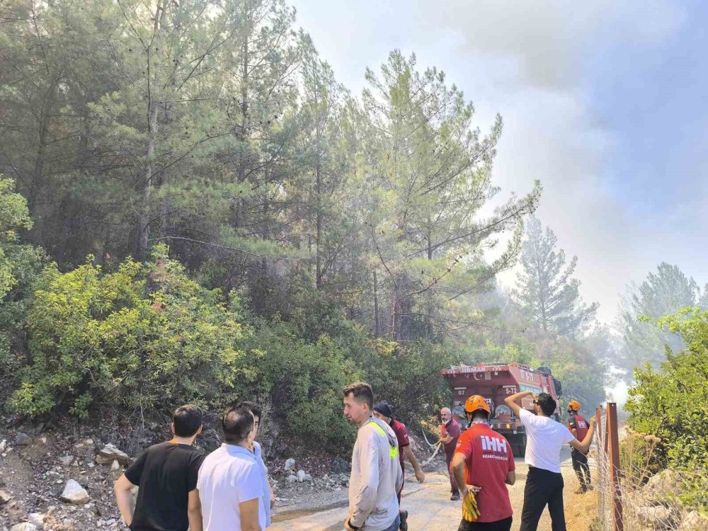 Gazipaşa’da orman yangını yerleşim yerlerine ulaştı: Evler tahliye edildi