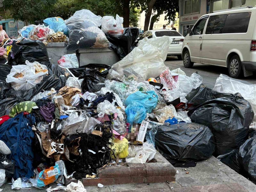 Grev yok ama çöp dağları sokaklara taştı