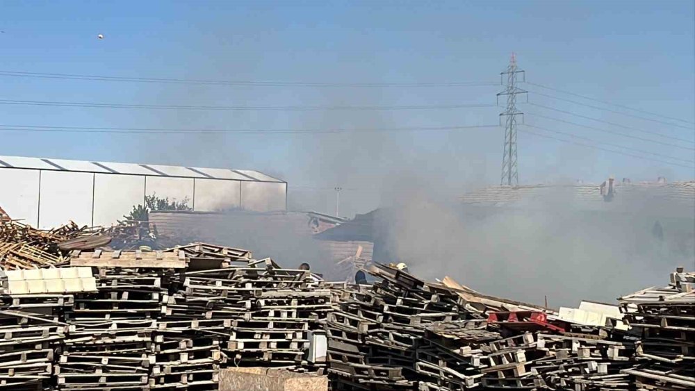 Konya’da iş yerinde yangın paniği: Alevler tahta paletlere sıçradı