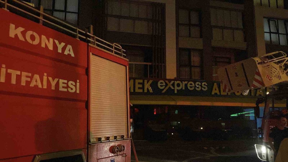 Lokantada klima motoru patladı: Apartman tahliye edildi