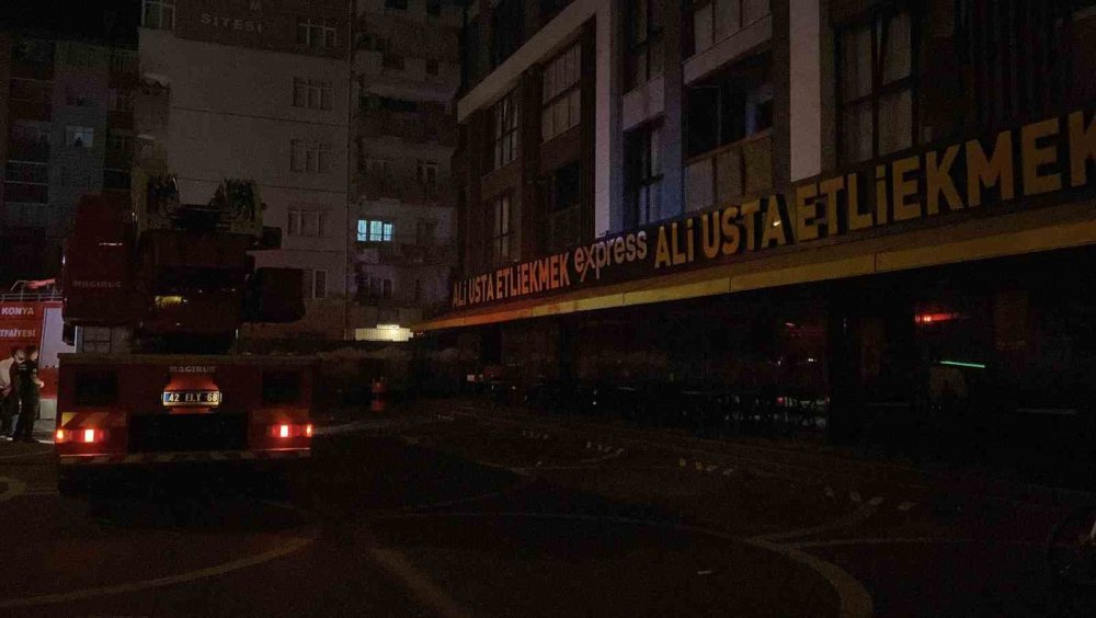 Lokantada klima motoru patladı: Apartman tahliye edildi