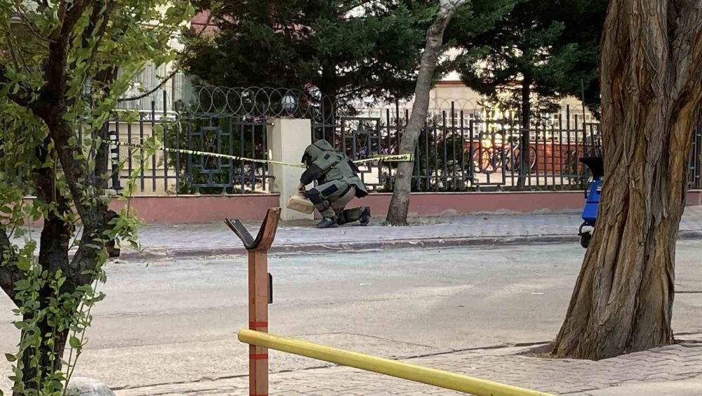 Sokakta unutulan kadın çantası alarma geçirdi