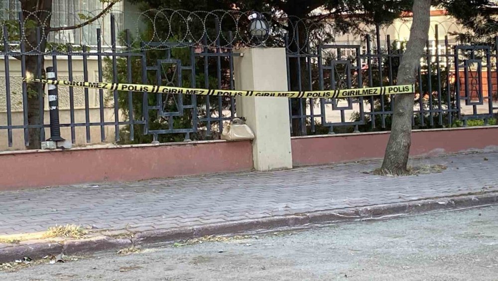 Sokakta unutulan kadın çantası alarma geçirdi