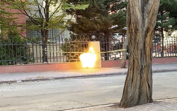 Sokakta unutulan kadın çantası alarma geçirdi