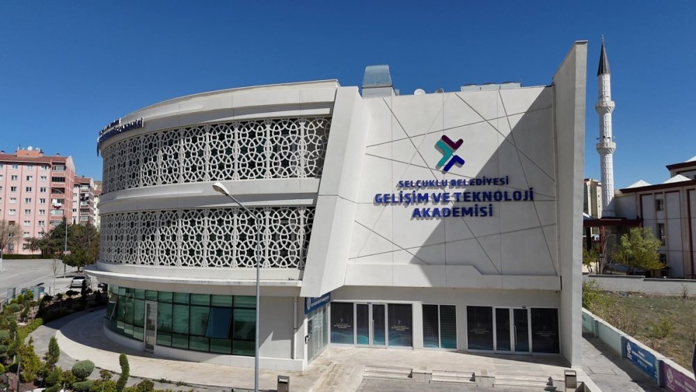 595 Kursiyer 13 Branşta Eğitim Alıyor