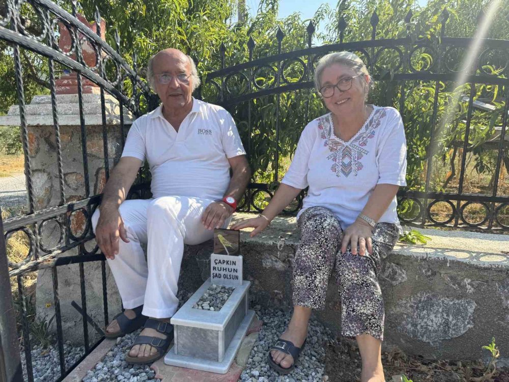 6 yıl besledikleri muhabbet kuşuna mermerden mezar yaptılar