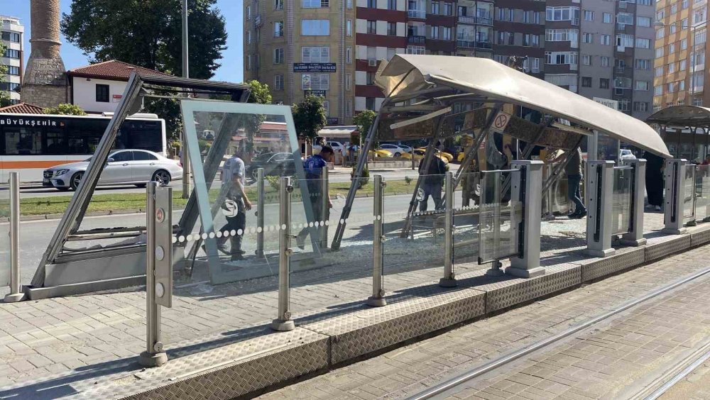 Kepçe kolu durağa çarptı, camlar yola saçıldı