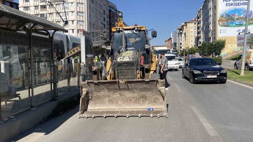 Kepçe kolu durağa çarptı, camlar yola saçıldı