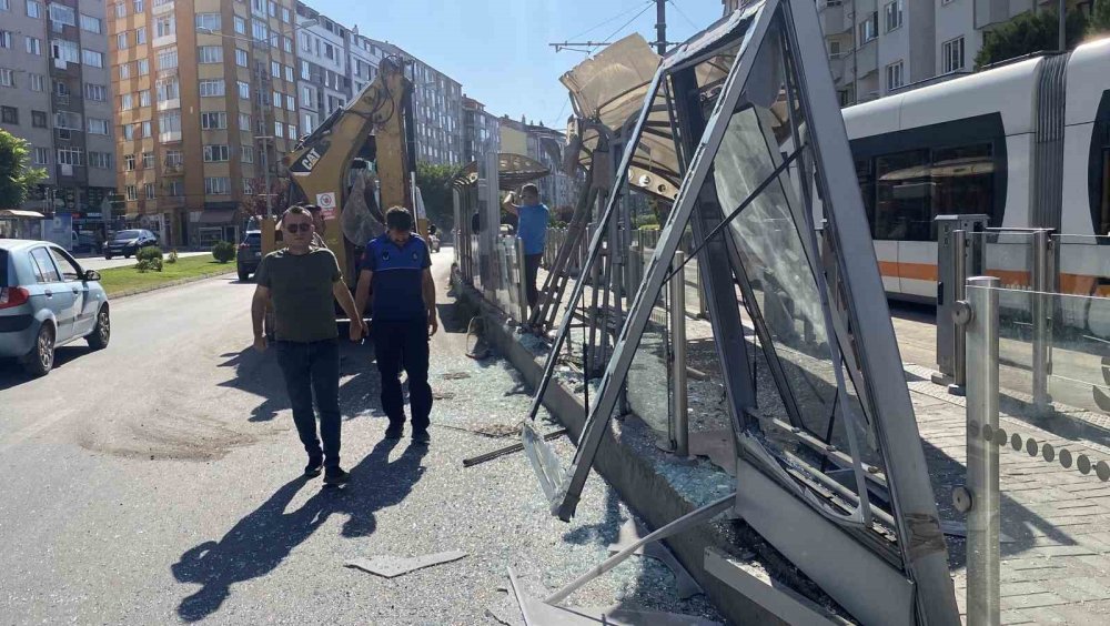 Kepçe kolu durağa çarptı, camlar yola saçıldı