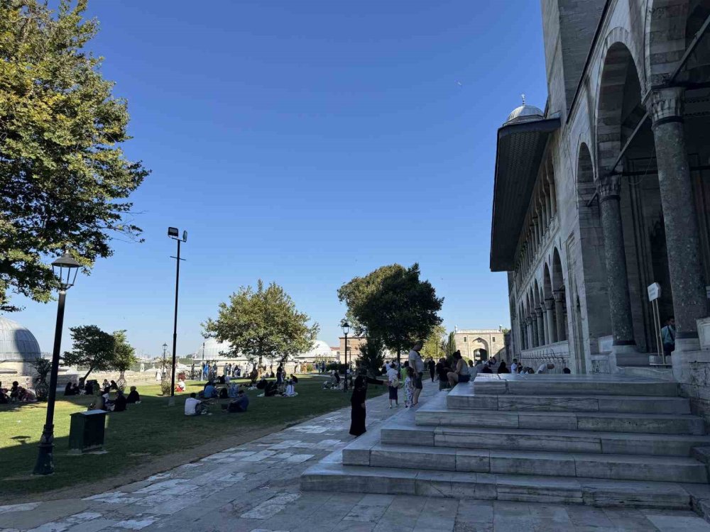 Tarihi Camiler Sıcaktan Bunalanların Sığınağı Oldu