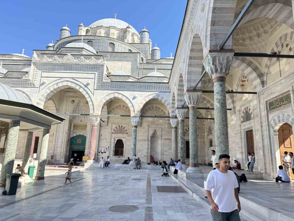 Tarihi Camiler Sıcaktan Bunalanların Sığınağı Oldu