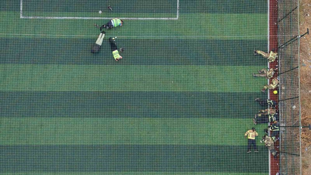 Yangın savaşçıları halı sahada böyle dinlendi