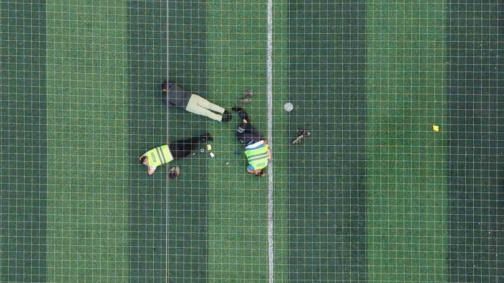 Yangın savaşçıları halı sahada böyle dinlendi