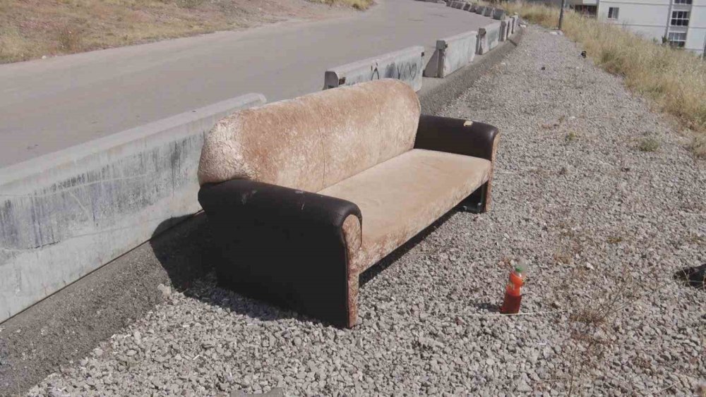 Kontrolden çıktı, yolda yürüyen gençlere çarptı: Durumları ağır