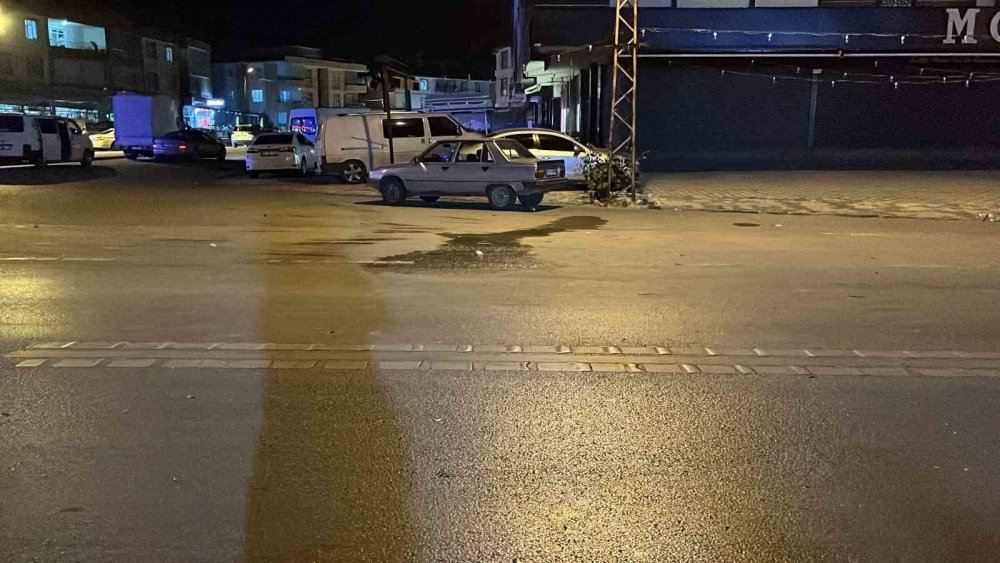 Koşarak karşıya geçecekti, iki otomobil birden çarptı