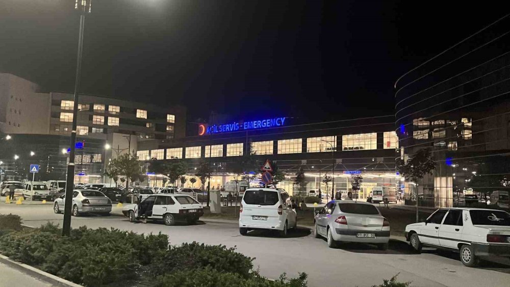 Koşarak karşıya geçecekti, iki otomobil birden çarptı