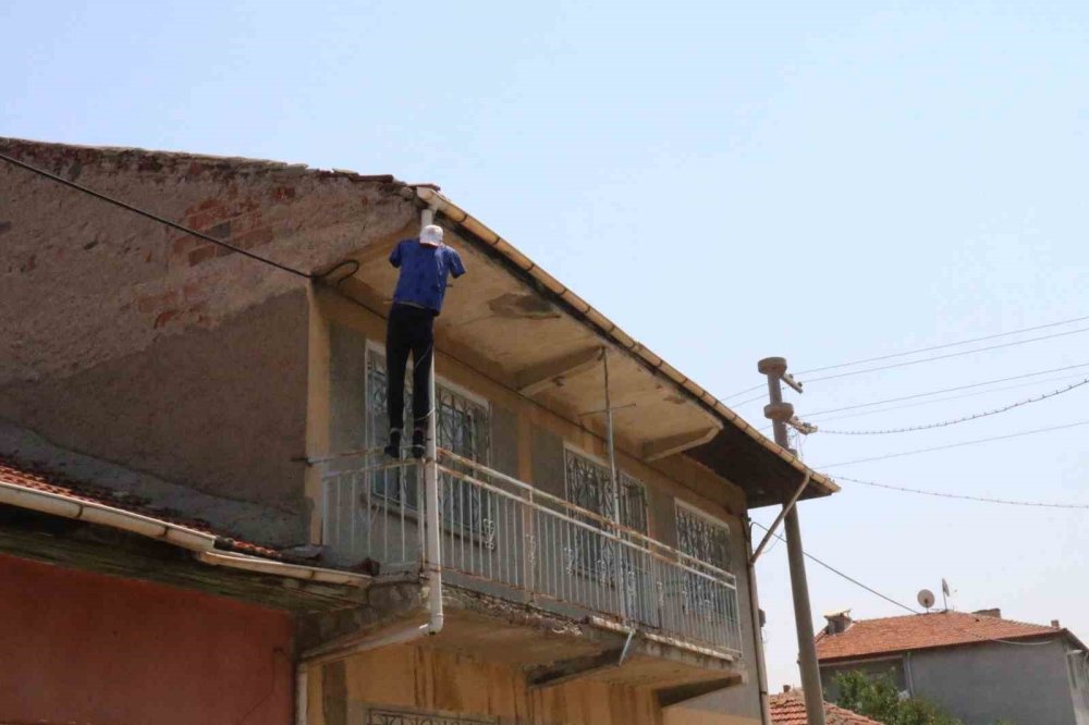 Evin balkonuna asılan cansız manken korkuttu