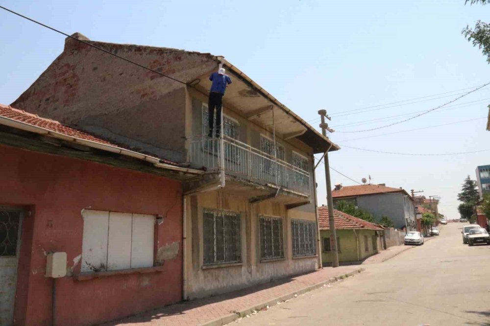 Evin balkonuna asılan cansız manken korkuttu
