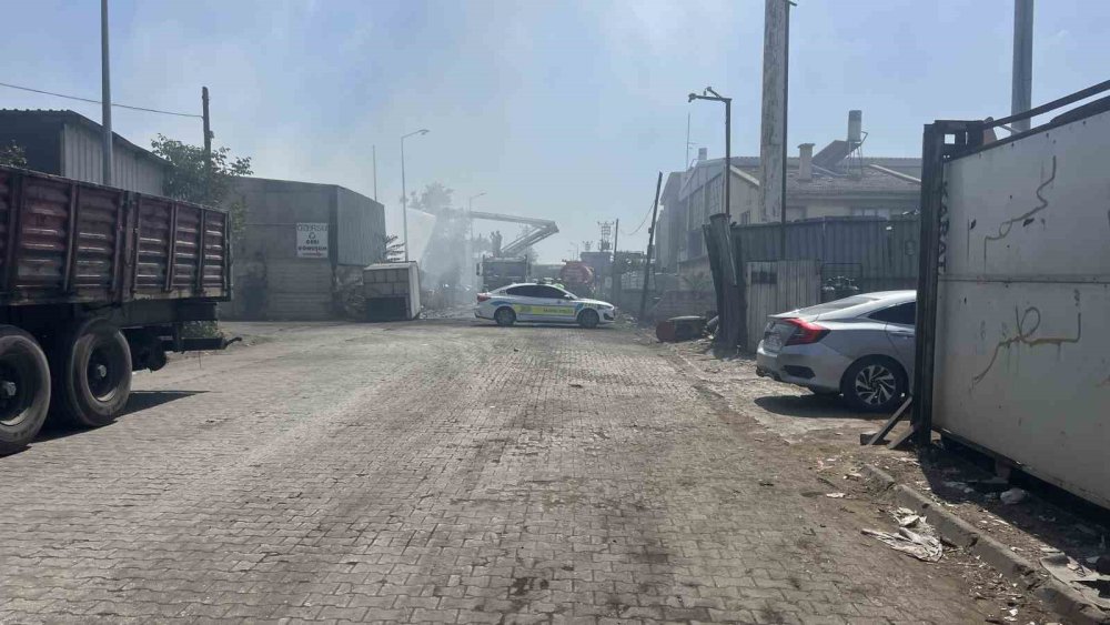 Geri dönüşüm fabrikasında teneke sürtünmesi kıvılcım çıkardı