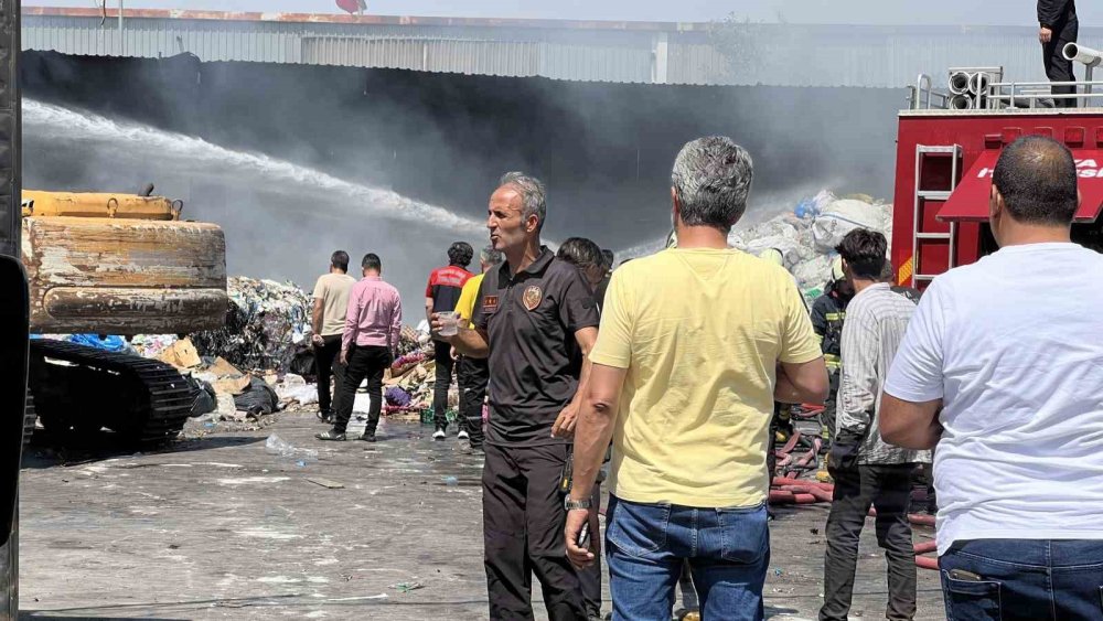 Geri dönüşüm fabrikasında teneke sürtünmesi kıvılcım çıkardı