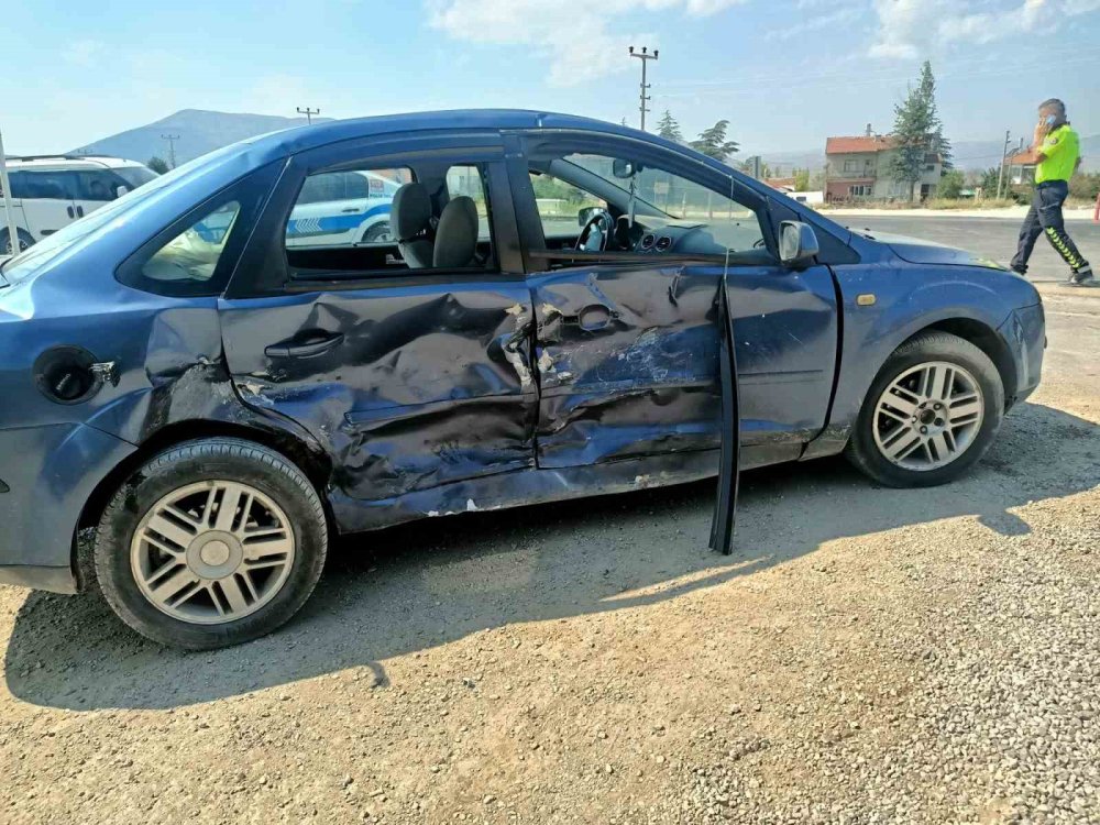 Isparta-Konya yolunda 8 kişinin yaralandığı kaza kamerada