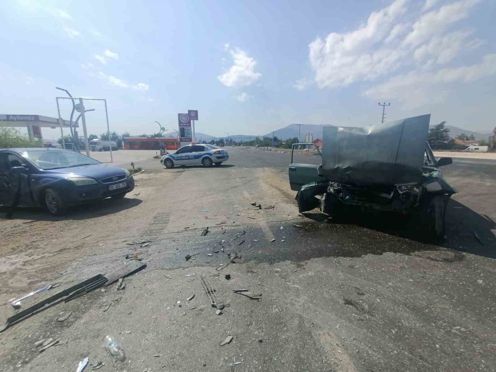 Isparta-Konya yolunda 8 kişinin yaralandığı kaza kamerada