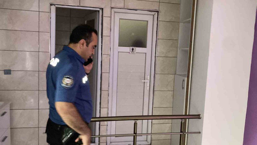 Kadını taciz etti, ailesi gelince kendini tuvalete kilitledi