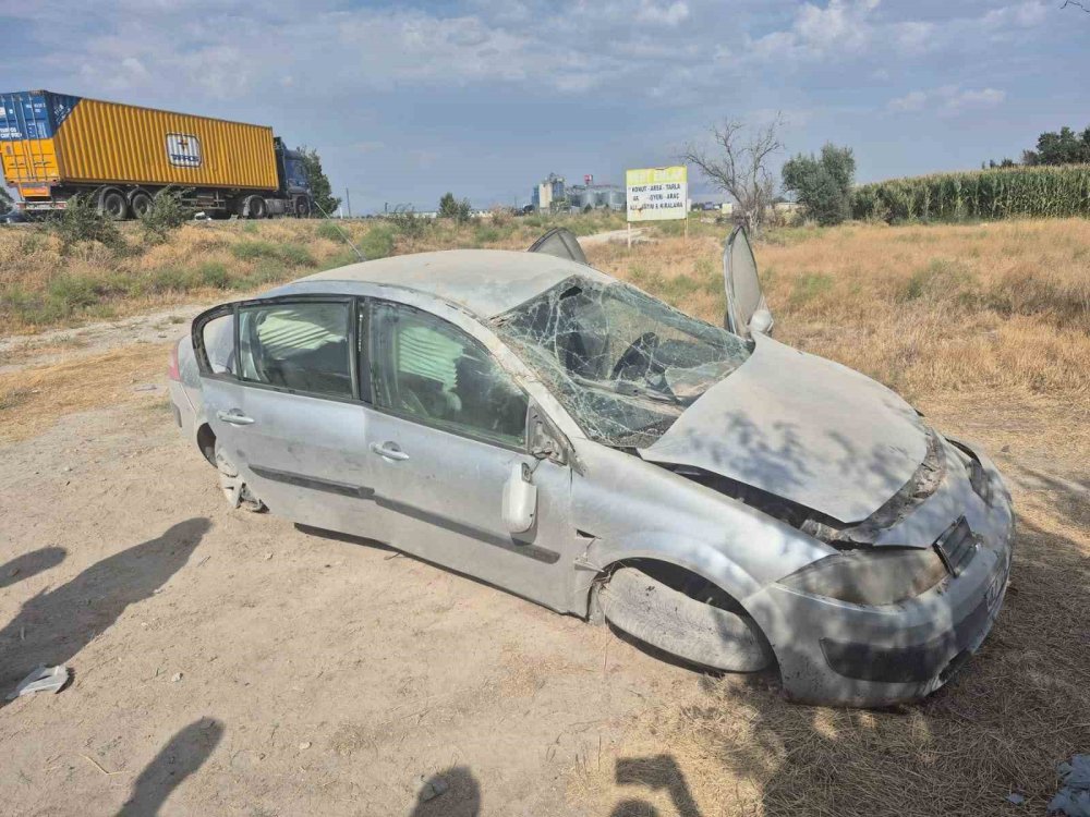 Karapınar-Konya yolunda otomobil şarampole devrildi: 3 yaralı