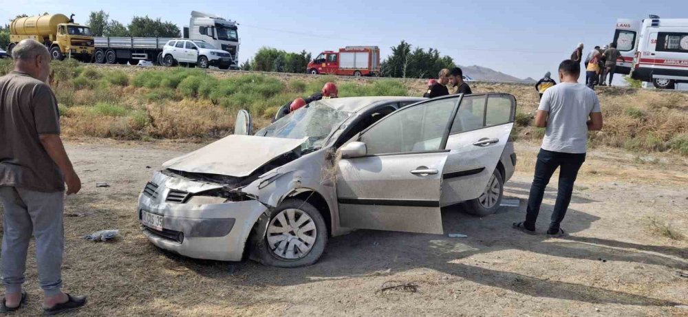 Karapınar-Konya yolunda otomobil şarampole devrildi: 3 yaralı