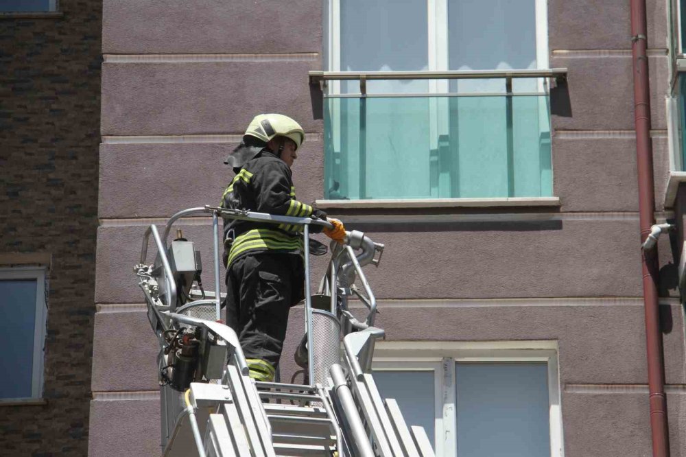 Pencere korkuluğuna sıkışan güvercini itfaiye kurtardı