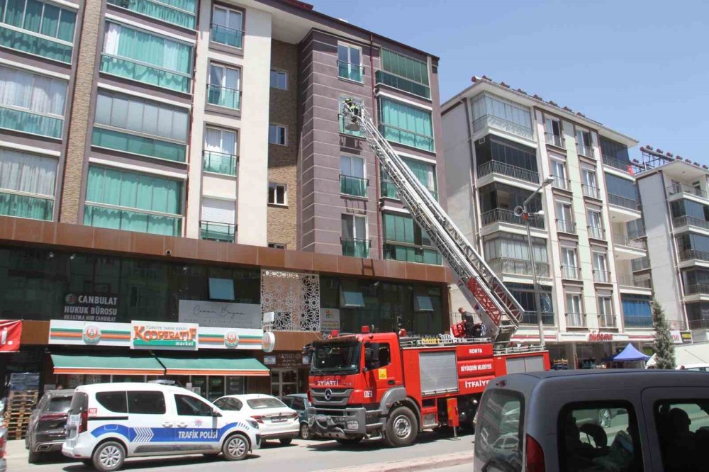 Pencere korkuluğuna sıkışan güvercini itfaiye kurtardı