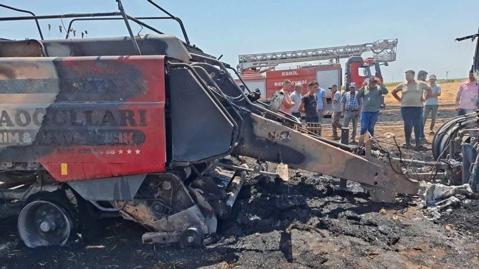 Traktör, balya makinesi ve 3 dekarlık alan kül oldu