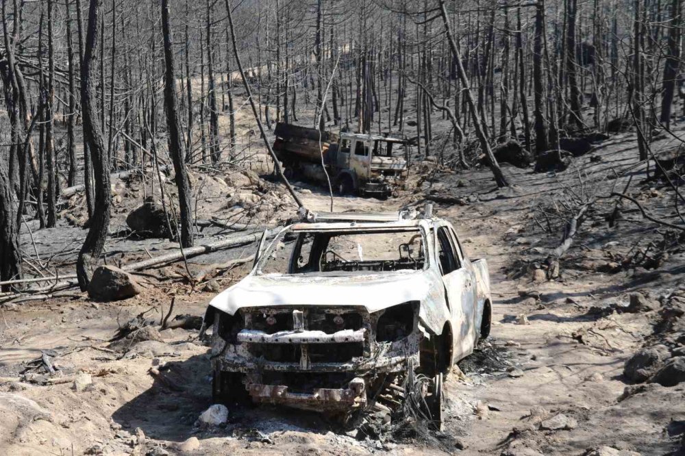 Yangının şiddeti araçların demirini eritti