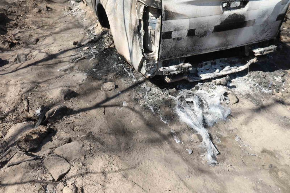 Yangının şiddeti araçların demirini eritti