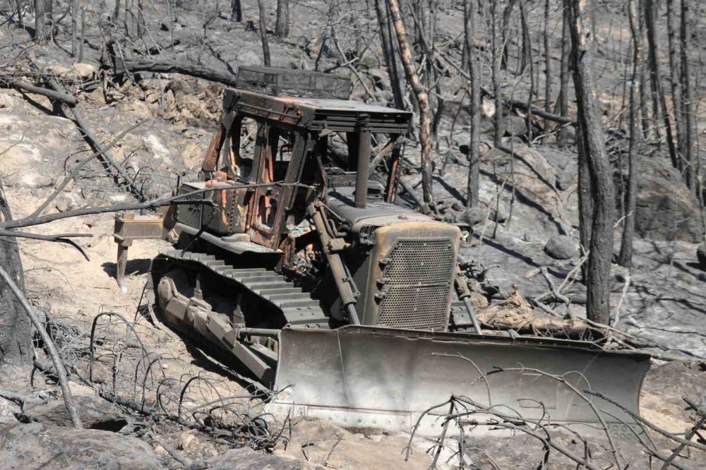 Yangının şiddeti araçların demirini eritti