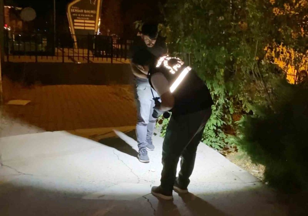 Bacağından vuruldu, yürüyerek acile girdi