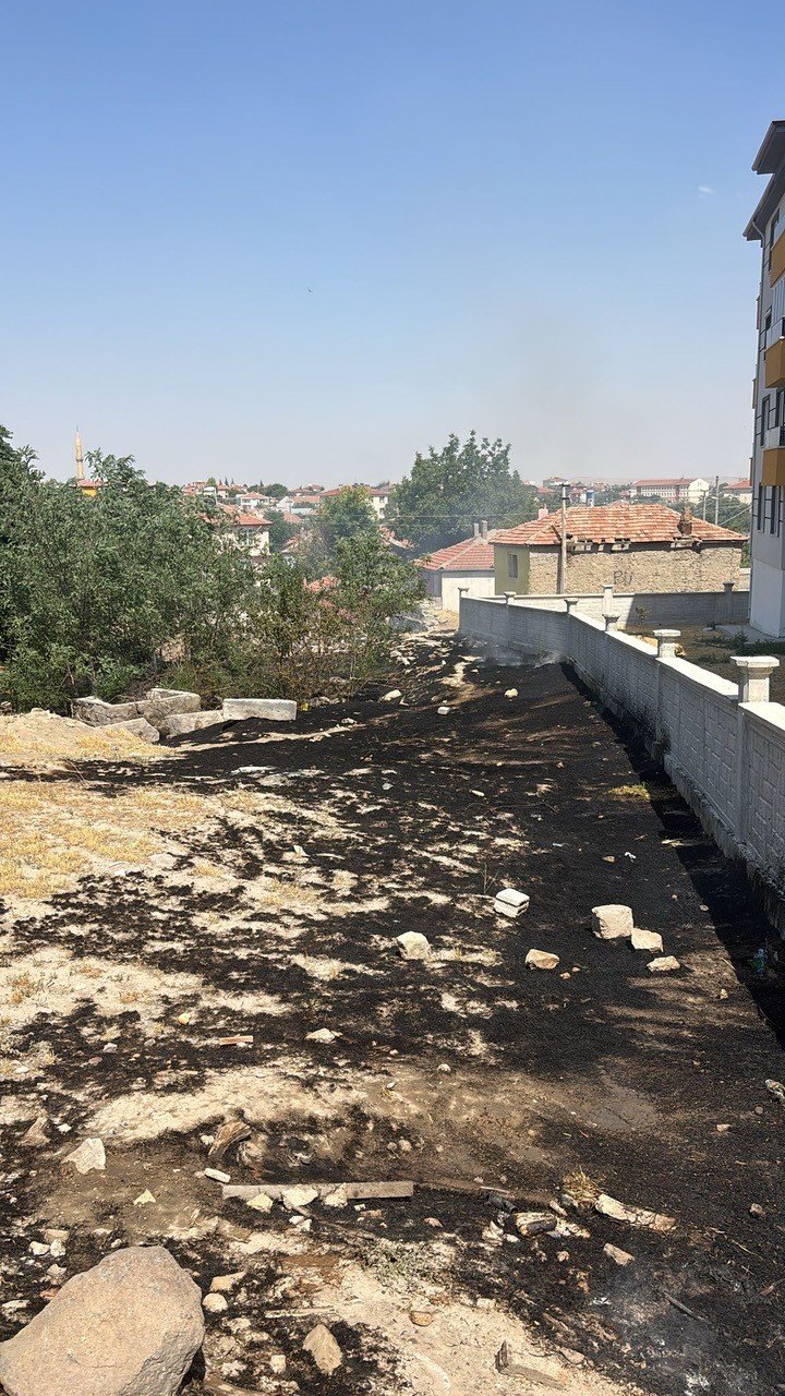 Boş arsada çıkan yangın paniğe neden oldu