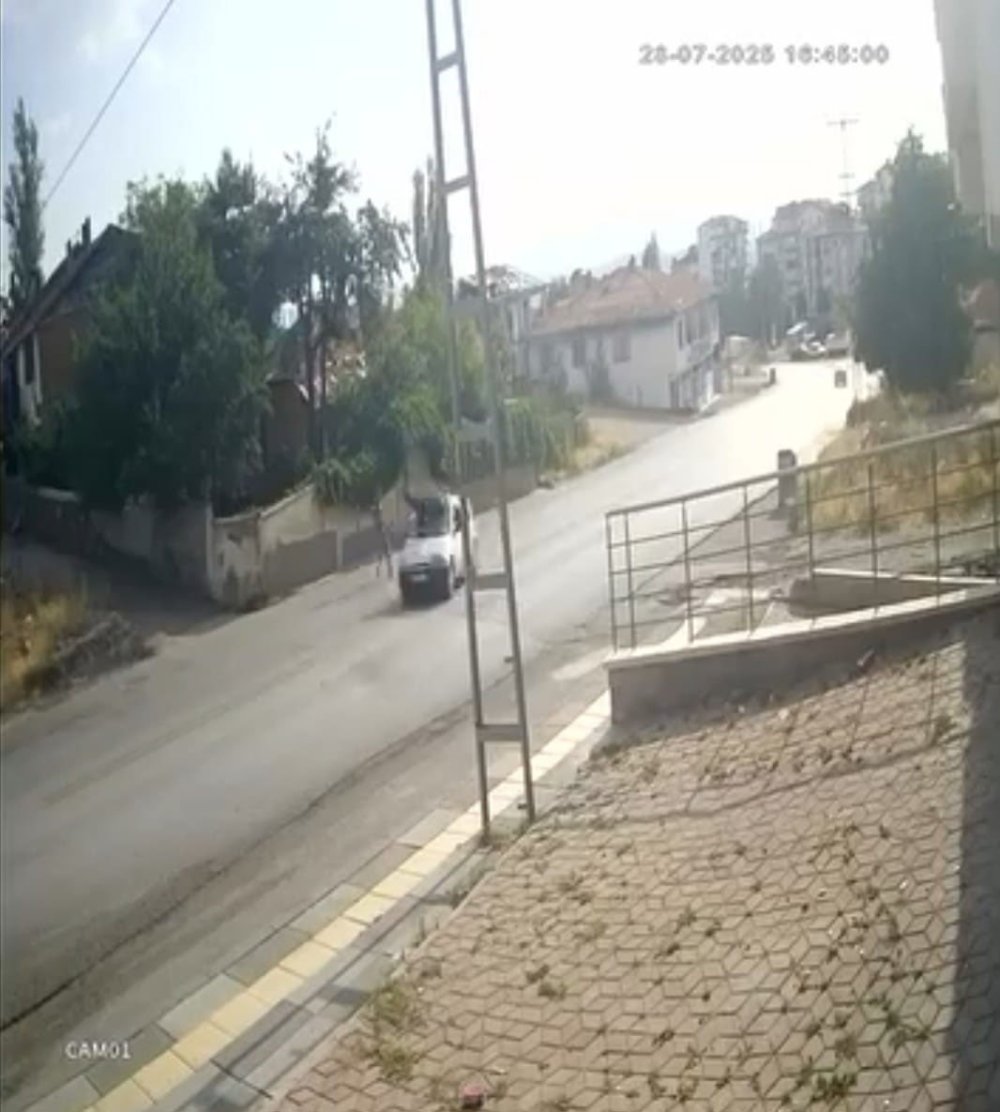 Film sahnelerini aratmayan kovalamaca: Polisten kaçarken iki aracın altında kaldı