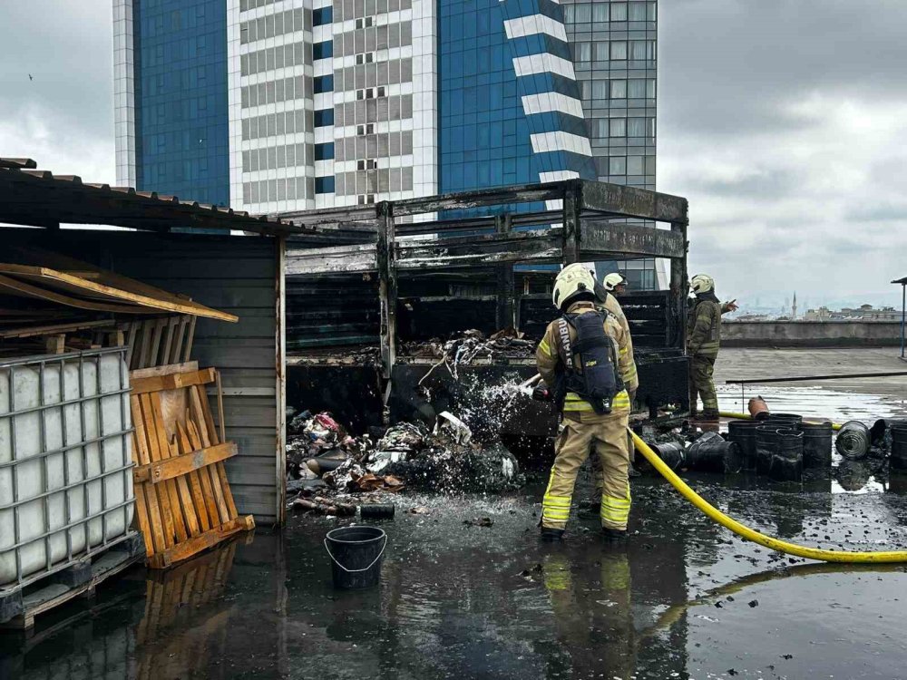 Kurunun yanında yaş da yandı: 1 günlük Tesla zarar gördü