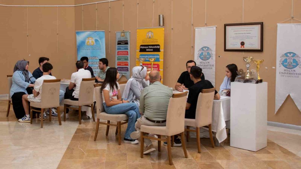 Selçuk Üniversitesi, Tercih Tanıtım Günleri’nde Aday Öğrencileri Bilgilendiriyor