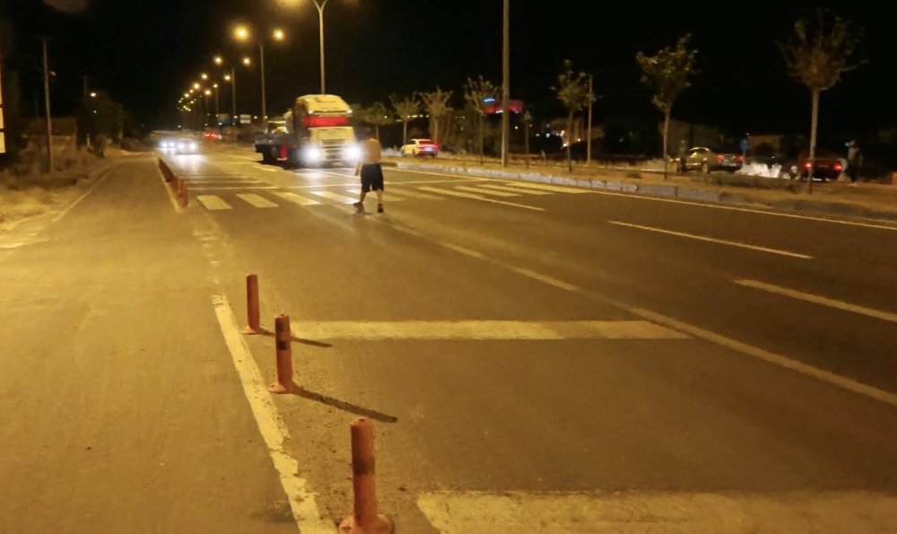 Şişede durduğu gibi durmadı: Araçların önüne atladı