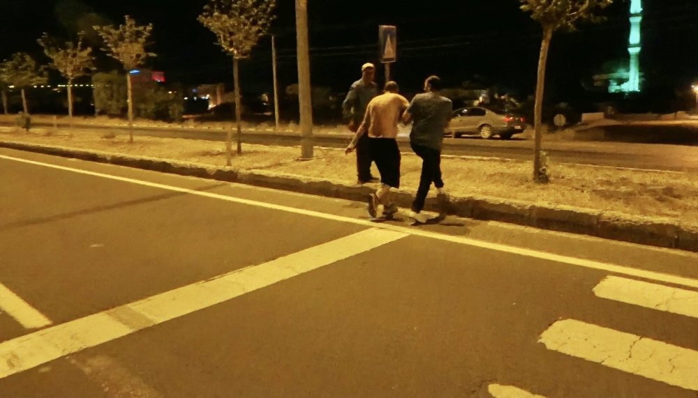 Şişede durduğu gibi durmadı: Araçların önüne atladı